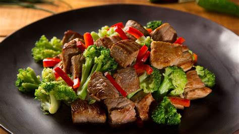 fajitas de carne con brócoli servidas en un plato