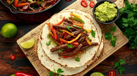 fajitas con guacamole servidas en la mesa