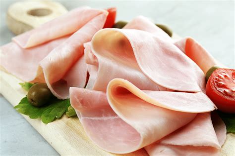 Variedad de platos con jamón de pavo