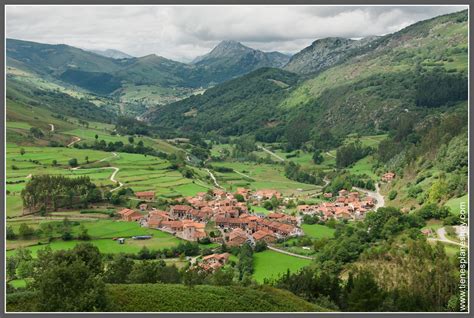 Paisaje rural en Cantabria cerca de montañas y costa
