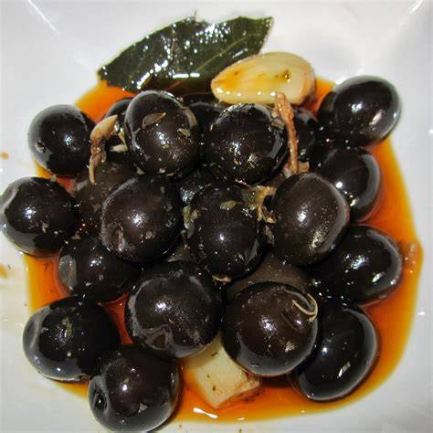 Aceitunas negras aliñadas con cítricos y hierbas