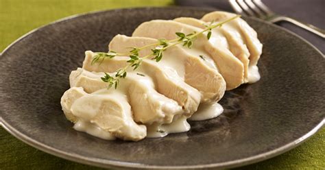Plato de pechuga a la crema decorado con hierbas