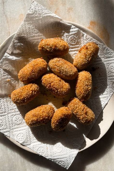 Croquetas de setas caseras listas para freír