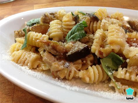 Plato de pasta con berenjenas y requesón