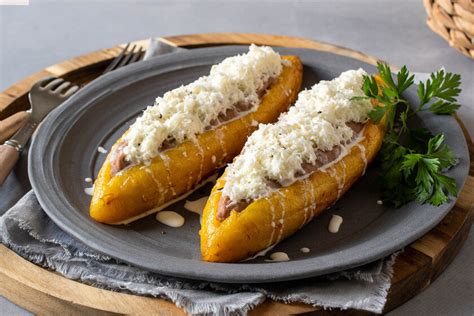 Variedad de plátanos rellenos con diferentes ingredientes como bocadillo y queso