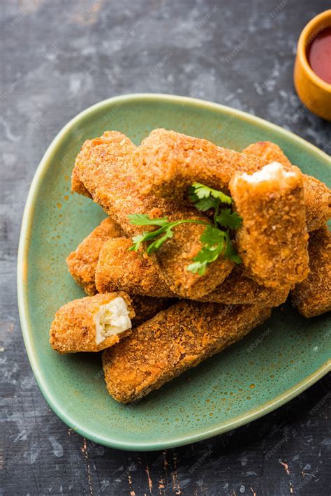 Plato con crujientes de queso servidos como aperitivo