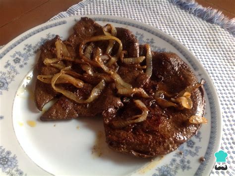 Plato de hígado de ternera frito con cebolla