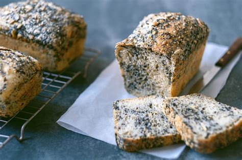 pan de brócoli casero recién horneado con semillas