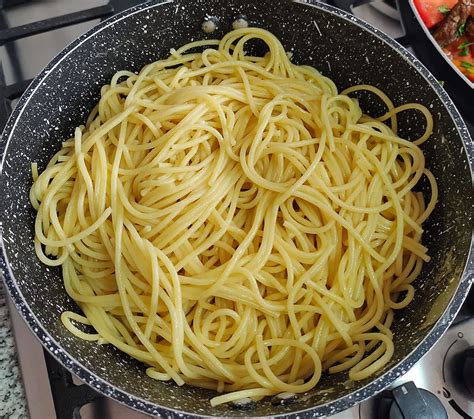 Detalle de la cocción de los fideos en la paella