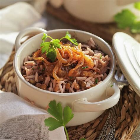 Plato tradicional de mujaddara con arroz, lentejas y cebolla crujiente