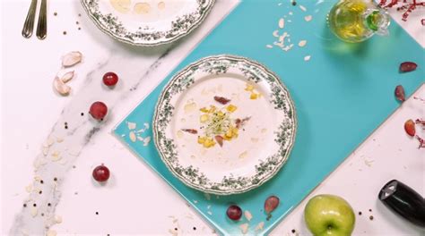 Tazón de ajoblanco decorado con dados de manzana y uvas