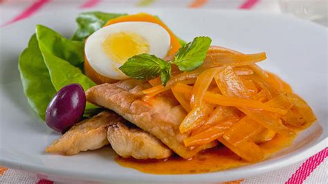 Receta de pescado en escabeche servido con verduras