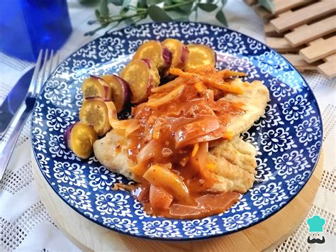 Pescado en escabeche acompañado de pan crujiente