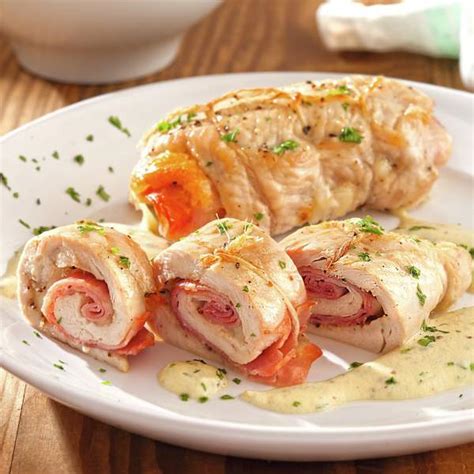 Rollo de pechuga de pollo relleno de jamón y queso