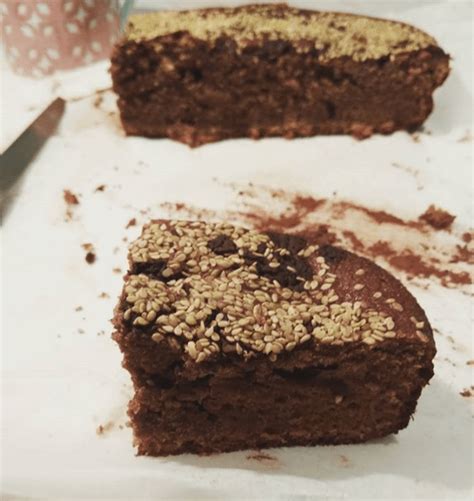 Bizcocho de espelta y cacao en un plato