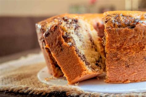 Rebanadas de bizcocho de espelta y chocolate con hierbas