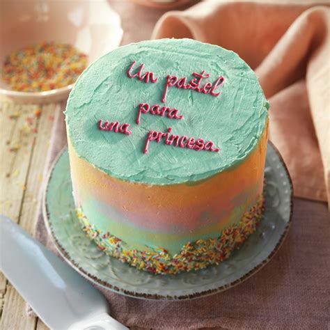 Tarta de cumpleaños decorada con buttercream de colores