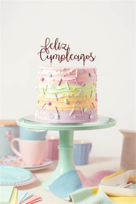 Tarta de cumpleaños cubierta con sprinkles de colores