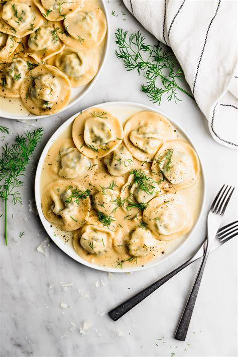 plato de ravioles caseros de espinacas y ricotta con salsa cremosa