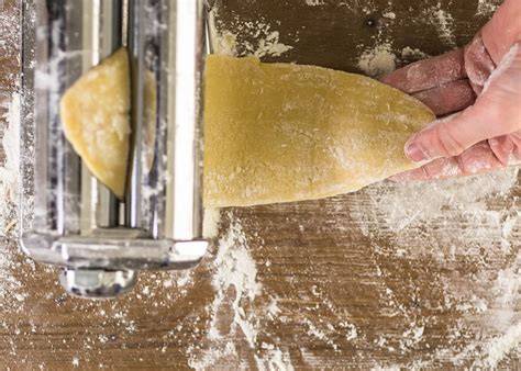 proceso de estirado de masa de pasta fresca en máquina