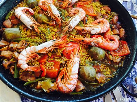 Arroz cociéndose en paella