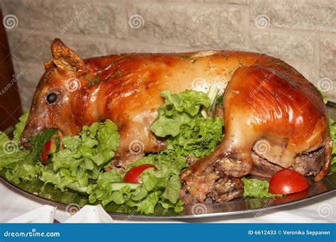 Cerdo asado entero en una bandeja para horno
