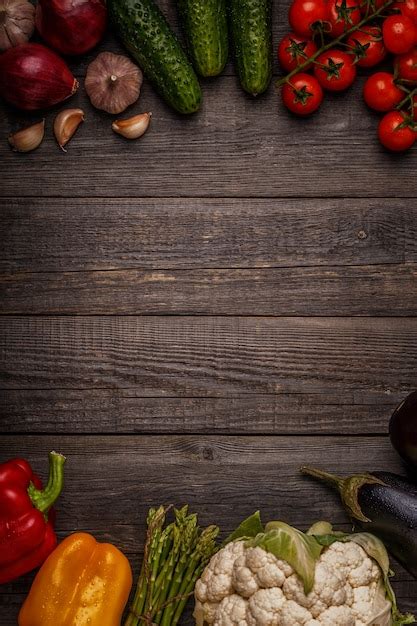 Verduras mediterráneas frescas sobre una mesa de madera