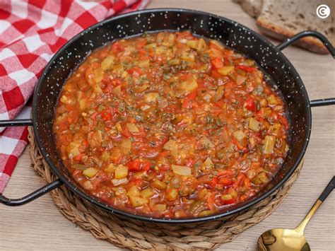 Pisto de verduras casero en una cazuela de barro