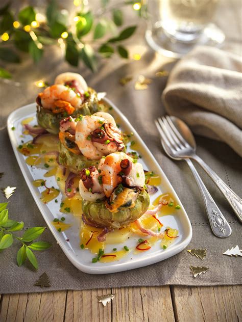 Plato elegante con crema de alcachofas y trufa servido sobre pan tostado