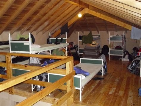 Interior del Albergue La Faba con descripción de las camas y zonas comunes