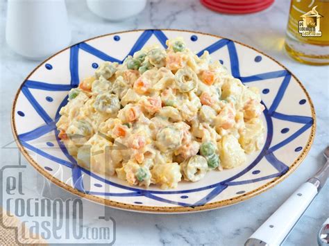 Verduras cocidas para ensaladilla rusa en un bol: patatas, zanahorias y guisantes.