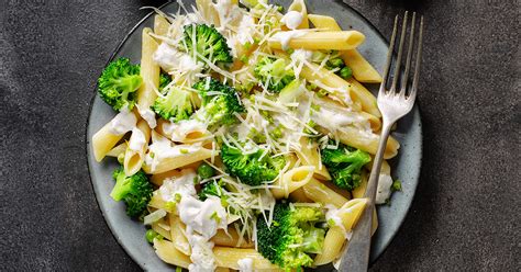 Pasta con brócoli, nata y queso roquefort