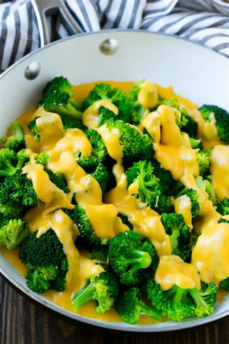Brócoli cocido con salsa de queso