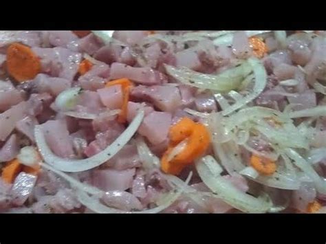 Pata de res marinándose en vinagre con vegetales