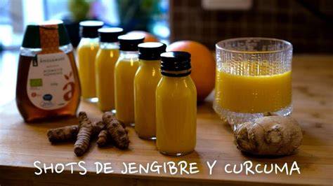 Shot de zanahoria, jengibre y limón con ingredientes