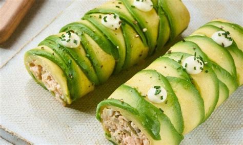 Rollitos de salmón y aguacate en un plato decorado