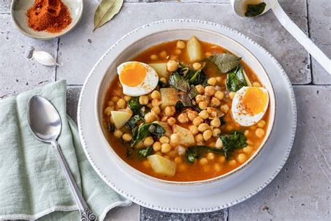 Potaje de garbanzos con espinacas y patatas listo para servir