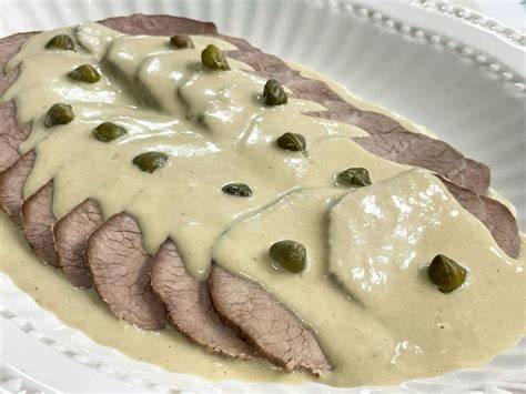 Ingredientes frescos para la salsa del vitel toné