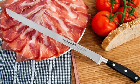 Utensilios para cortar jamón: cuchillo jamonero, cuchillo de pelar, jamonero y chaira