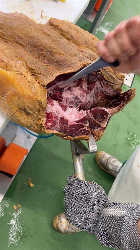 Proceso de limpieza del jamón antes del corte