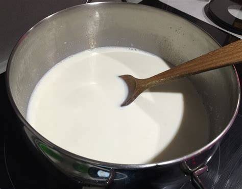 Olla con leche calentándose