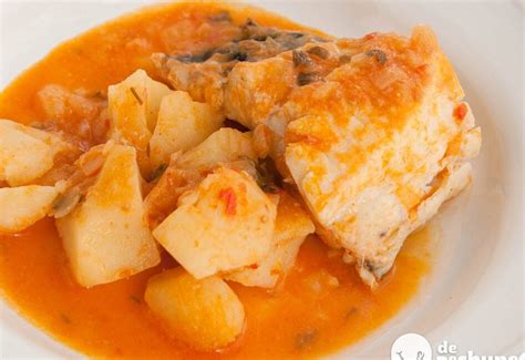 Merluza con patatas y tomate
