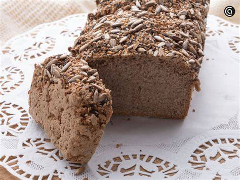 pan casero sin gluten recién horneado con semillas