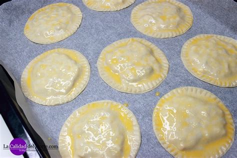 Empanadillas de mejillones y huevo duro recién horneadas