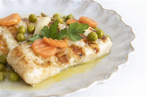 Plato de merluza a la plancha con verduras frescas y salsa casera