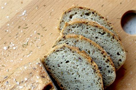 Muestra de pan sin gluten con diferentes texturas y colores