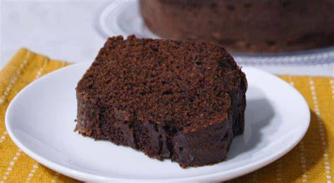 Ingredientes para queque de chocolate sobre una mesa de cocina