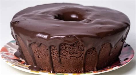Queque de chocolate recién horneado cubierto con glaseado