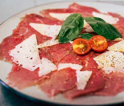Preparación tradicional del carpaccio de ternera