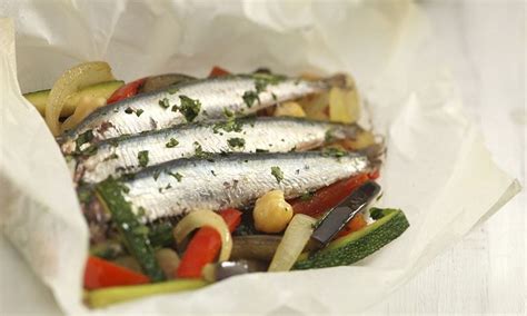 Ingredientes frescos para sardinas en papillote